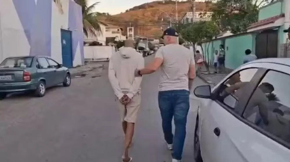 Motorista de aplicativo é preso em flagrante após exigir R$ 1.500 para devolver celular esquecido por passageira.