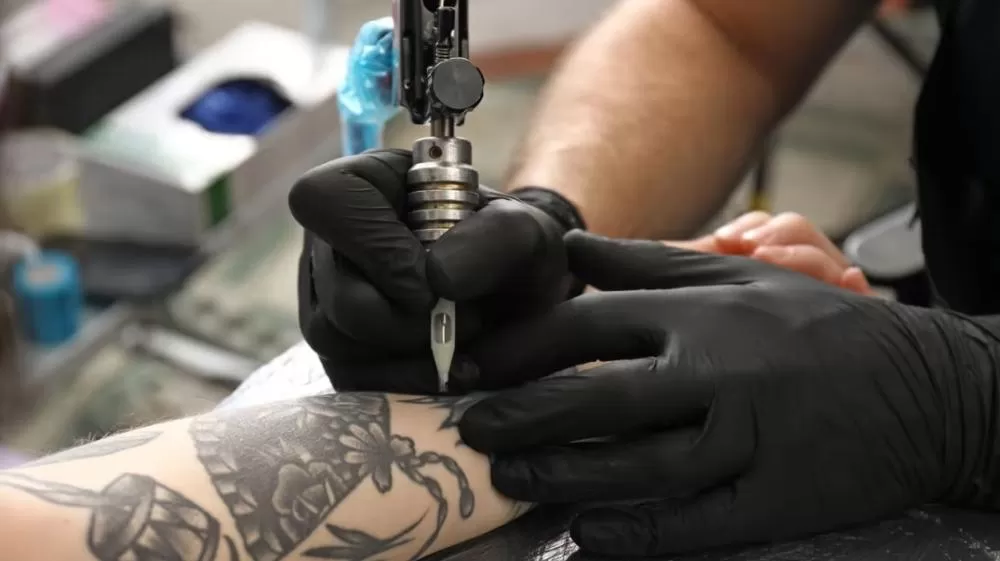 Mulher de 29 anos entra em coma após fazer tatuagem.