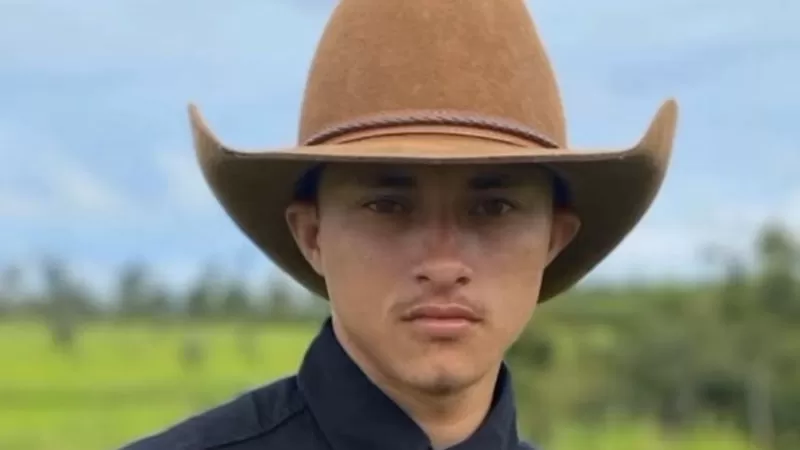 Peão morre após ser pisoteado por boi dentro de uma arena.