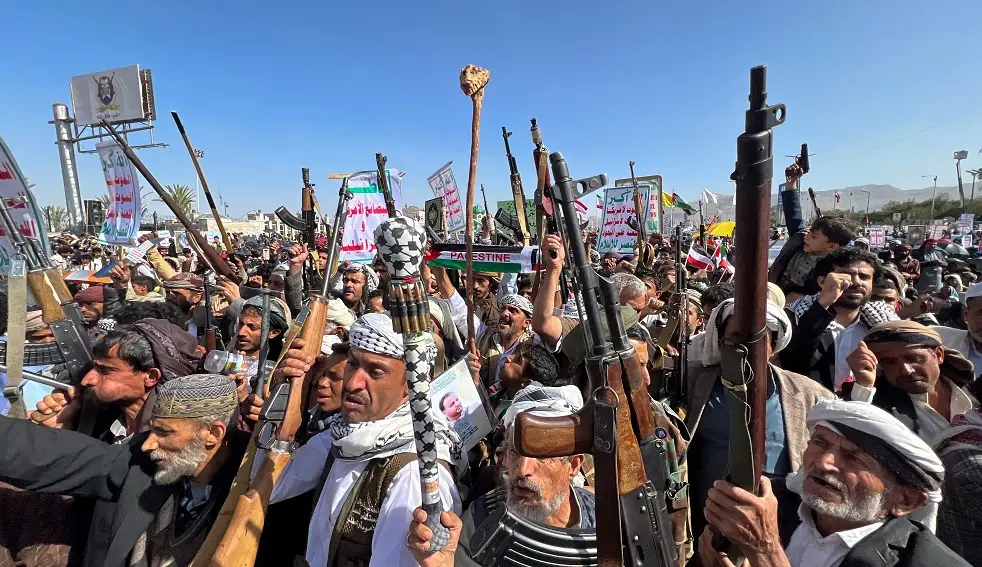 Israel lança ataques aéreos contra houthis do Iêmen, que disparam mísseis em resposta.