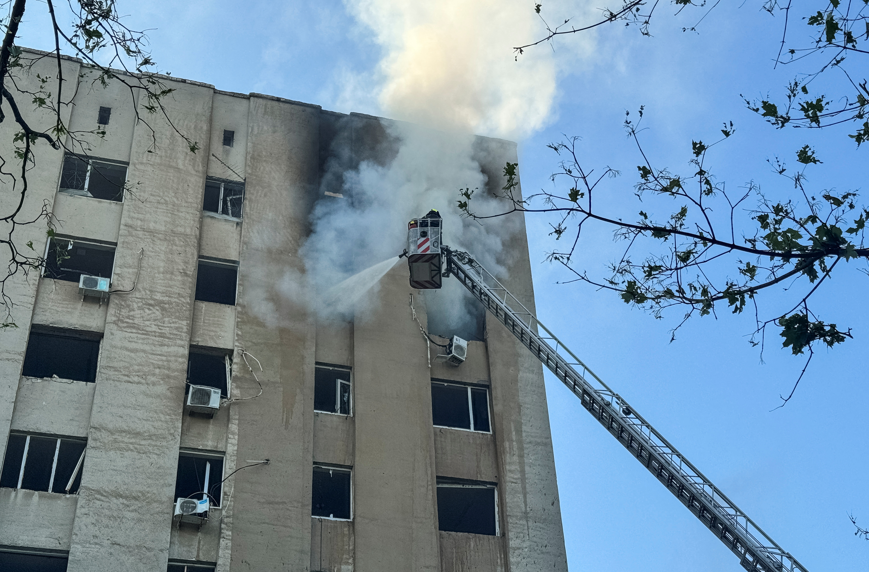Ataques russos de drones em Kharkiv, na Ucrânia, deixam dezenas de feridos.