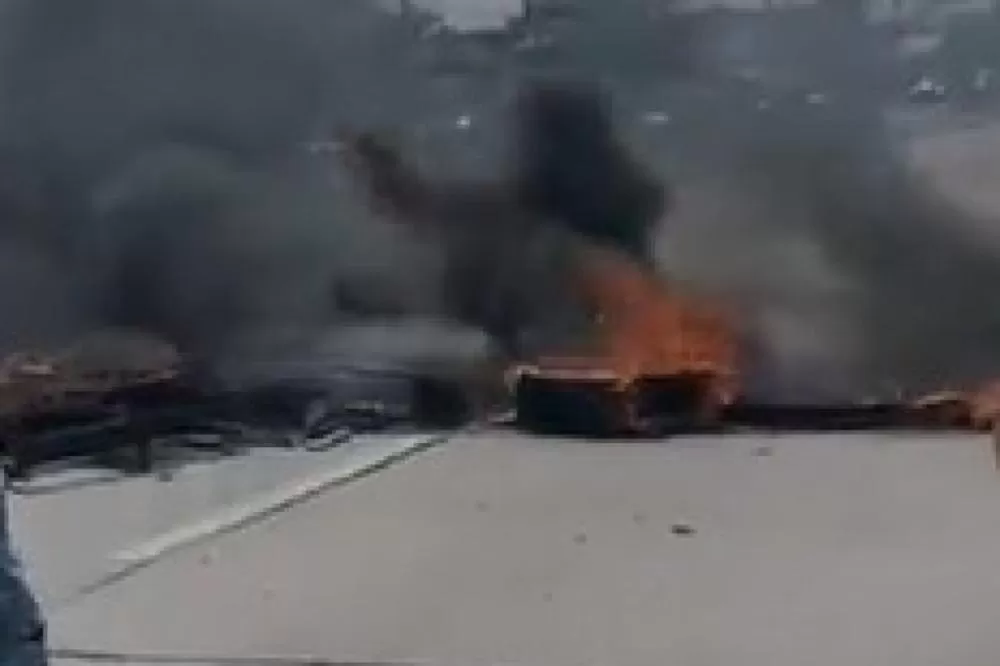 Manifestação bloqueia Estrada da Batalha após morte de bebê em hospital de Jaboatão