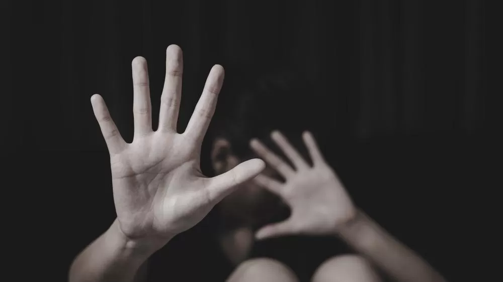 Mulher fica sem luz, aciona empresa de energia e é estuprada por eletricista dentro de casa