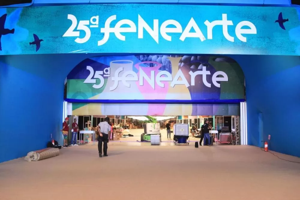 Artesãos nos preparativos para a 25ª Fenearte, que começa nesta quarta (9); confira detalhes