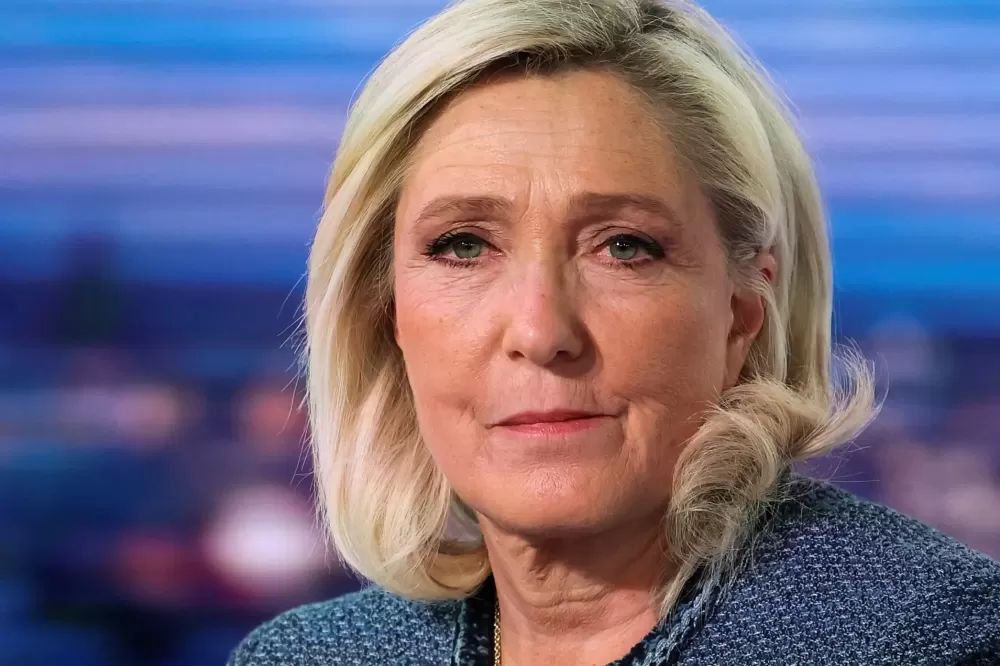 Justiça faz busca na sede do partido de Le Pen por suspeita de caixa 2 em campanhas