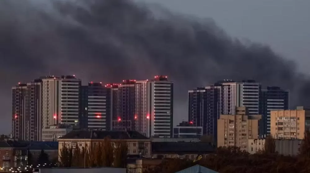 Fumaça é vista sobre Kiev após ataque russo em 7 de novembro de 2024 — Foto: REUTERS/Gleb Garanich