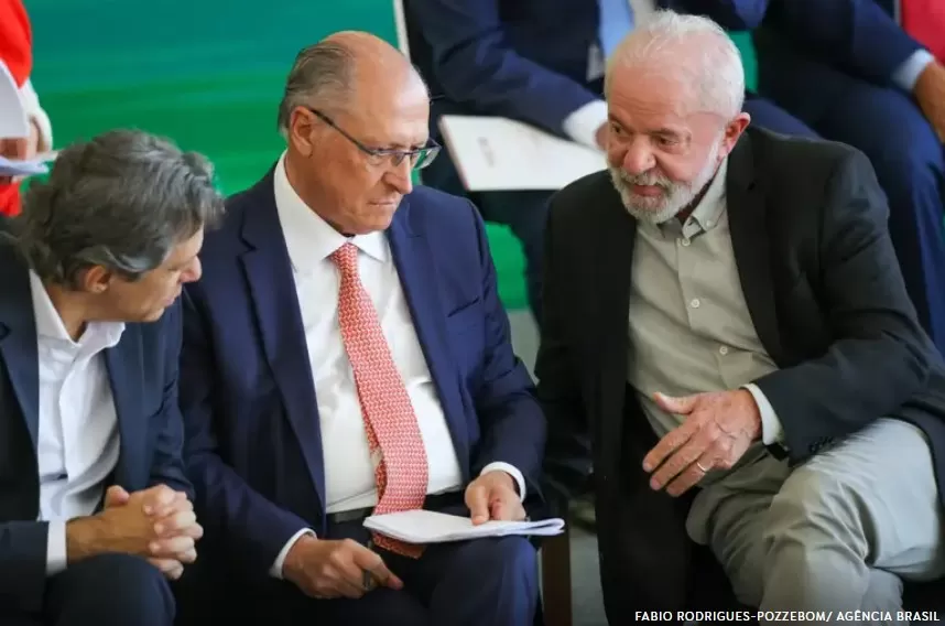 Lula Convoca Reunião de Emergência Após Trump Anunciar Tarifa de 50% ao Brasil