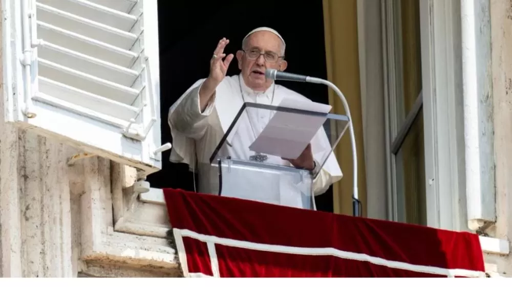 Vaticano aprova diretrizes permitindo que homens gays se tornem padres, desde que não façam sexo.