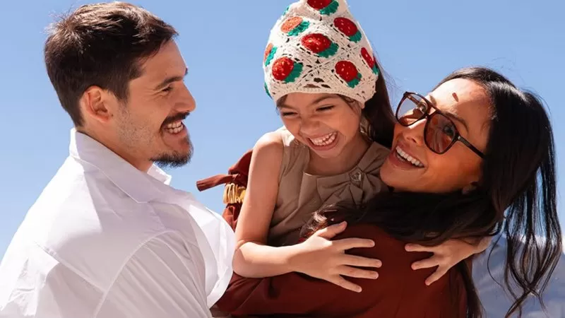 Nicolas Prattes compartilha fotos de viagem com Sabrina Sato e Zoe: 'Minha família'