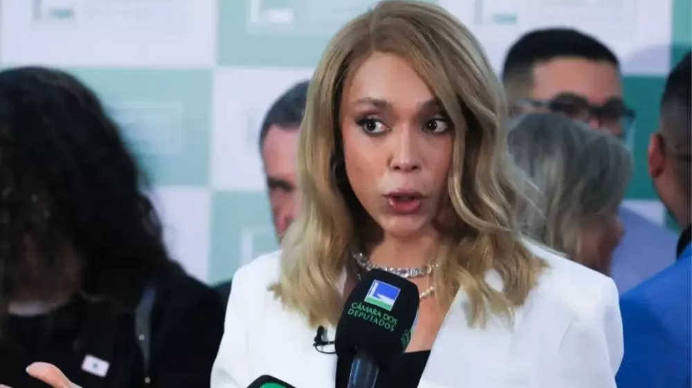 Erika Hilton pede a Moraes bloqueio de bens de Eduardo Bolsonaro
