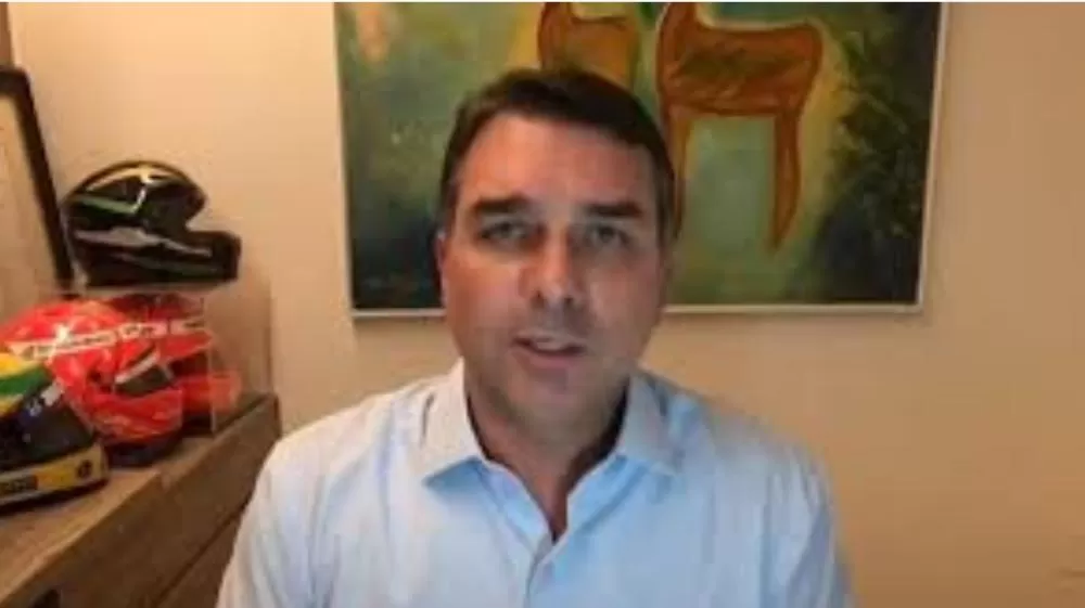 Flávio Bolsonaro insinua que Trump pode jogar “duas bombas atômicas” no Brasil