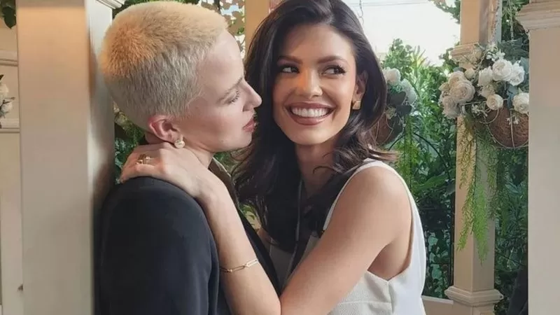 Ex-noiva de Vitória Strada surge com nova namorada; confira