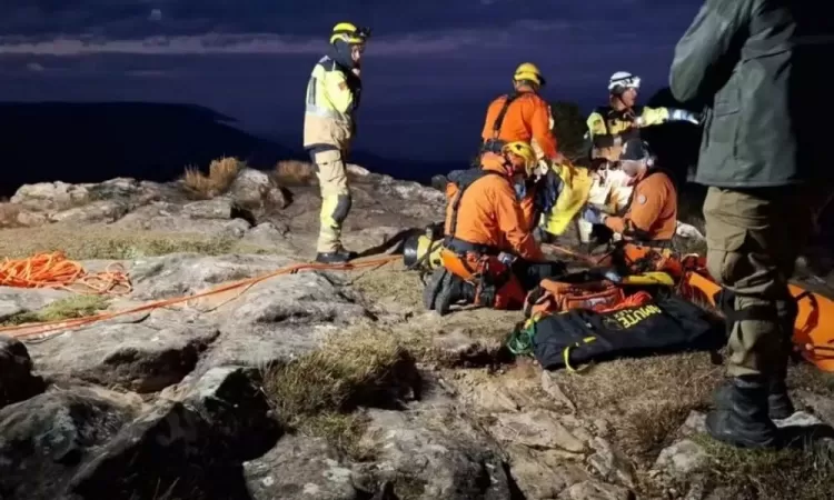 Bombeiros localizam criança que caiu em cânion no RS e iniciam resgate por rapel.