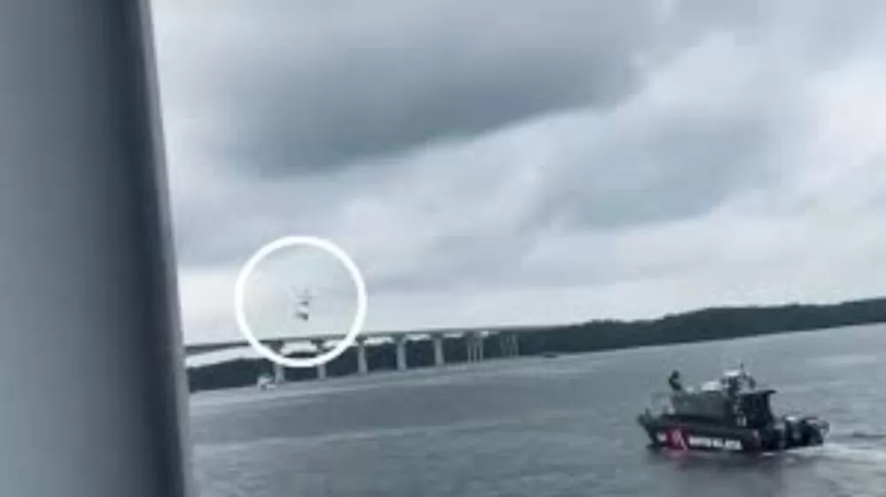 ASSISTA: Helicóptero da polícia da Malásia cai durante exercício militar