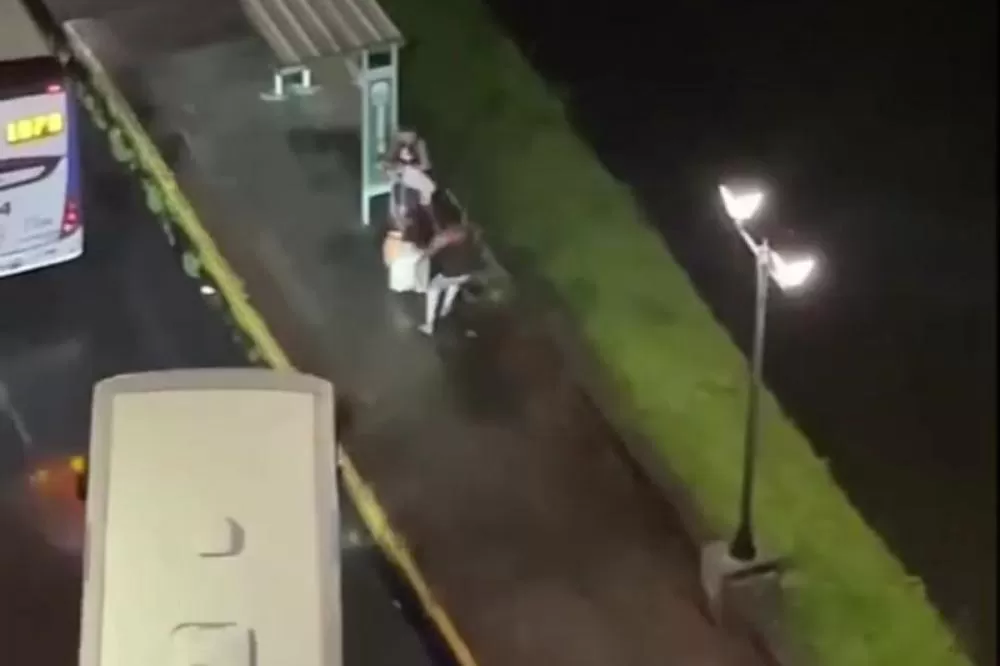 Vídeo registra momento em que mulher é assaltada na Rua da Aurora, no Recife