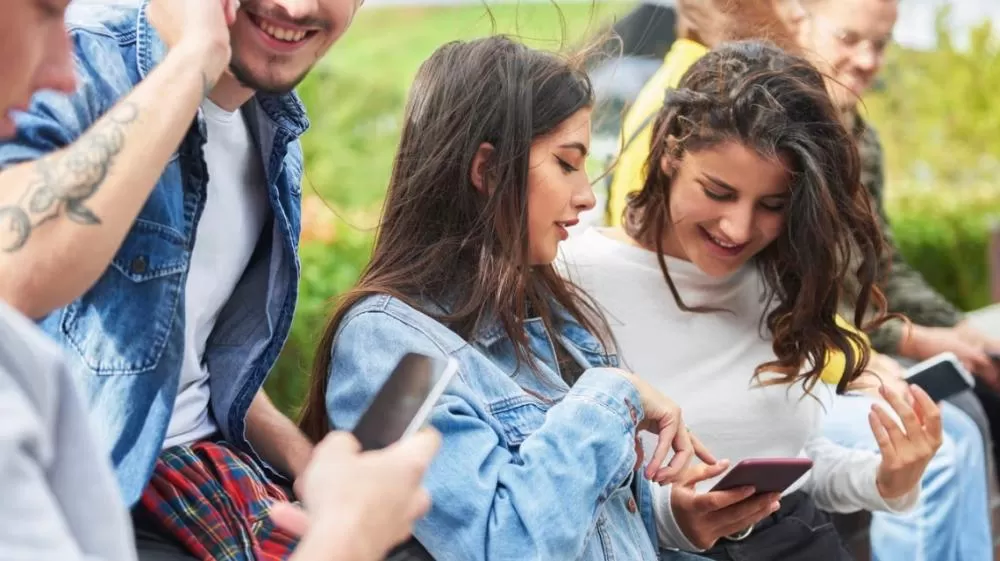 Geração Z perdeu 40% da capacidade de se comunicar de forma eficiente, diz estudo