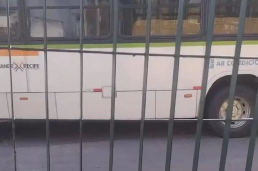 Mulher morre atropelada por ônibus dentro do Terminal de Xambá, em Olinda