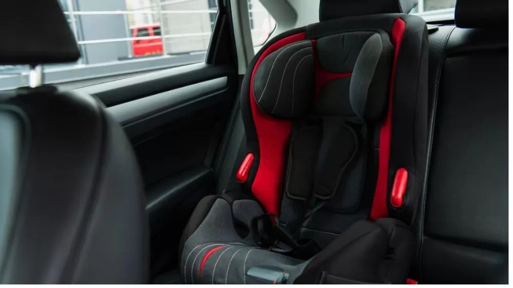 Regras essenciais para cadeirinha em 2025: evite multas graves