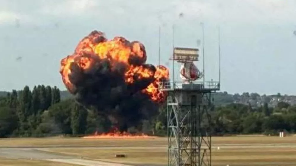 Avião cai após decolagem em aeroporto de Londres e provoca cancelamento de voos