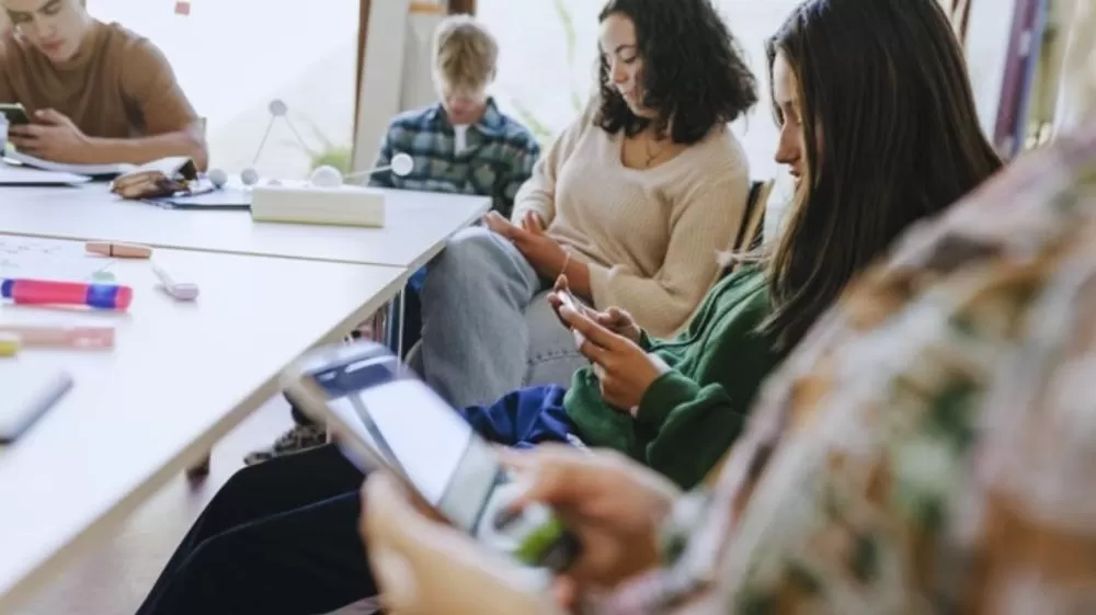 Lula sanciona, nesta segunda, lei que limita uso de celular em escolas.