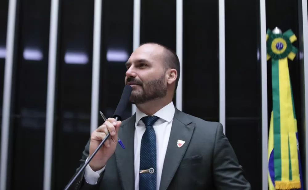 Eduardo Bolsonaro diz que abrirá mão do mandato e não voltará ao Brasil