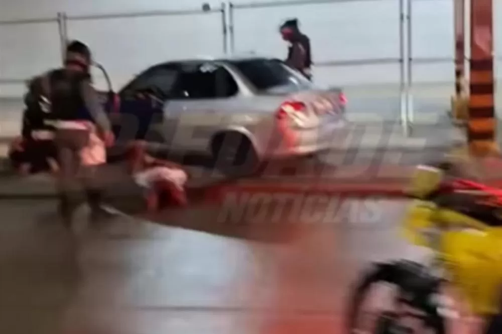 Jovem baleado em carro que furou a blitz está sem movimento nas pernas, diz pai