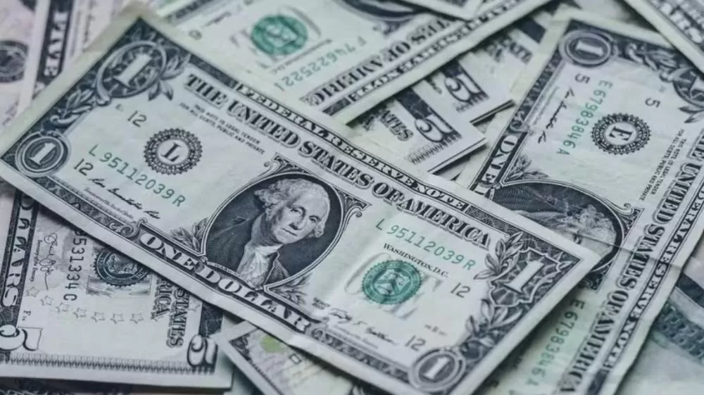 Dólar fecha em R$ 5,58, no maior valor em um mês