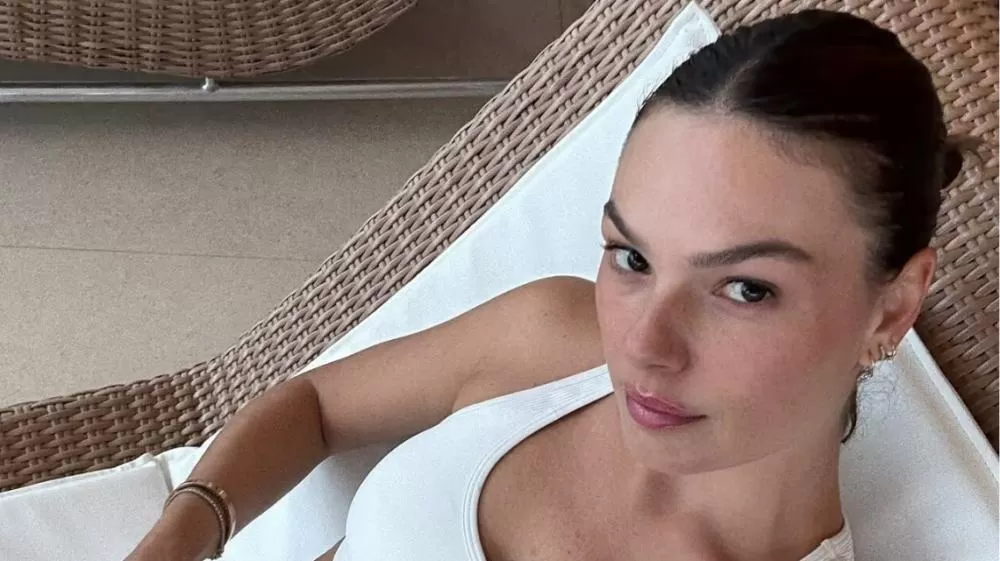 Isis Valverde encanta em viagem de casal ao Chile