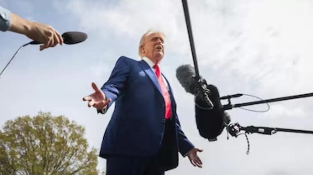 Estamos fazendo isso porque eu posso', diz Trump sobre tarifas de 50% ao Brasil