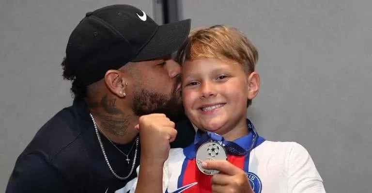 Davi Lucca conhece a irmãzinha caçula Mel em visita à casa de Neymar; veja fotos