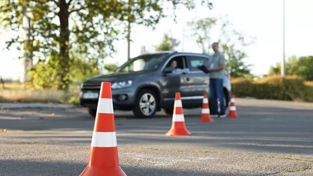 Mulher chega dirigindo para prova no Detran do DF e é multada em quase R$ 900