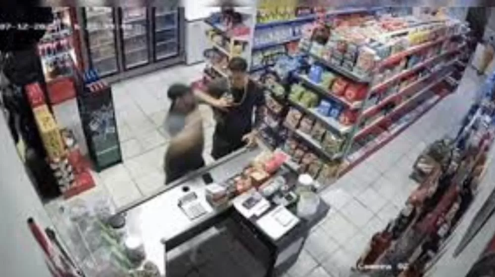 Vídeo: polícia identifica suspeito de esfaquear homem em mercearia