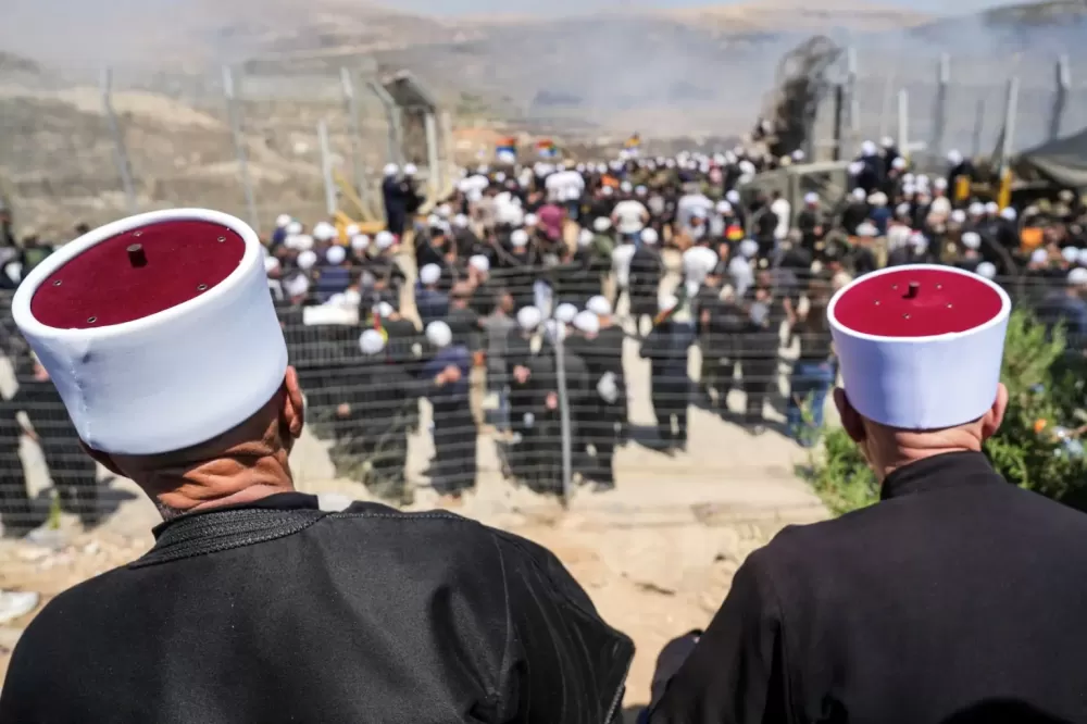 Israel ataca Damasco e ameaça aumentar ofensiva na Síria em defesa da população drusa