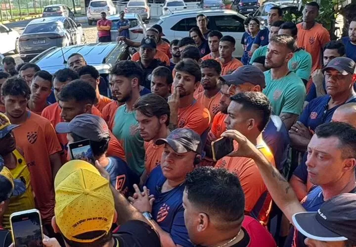 Sport: uniformizadas e torcedores invadem CT para cobrar jogadores e comissão técnica; veja vídeos