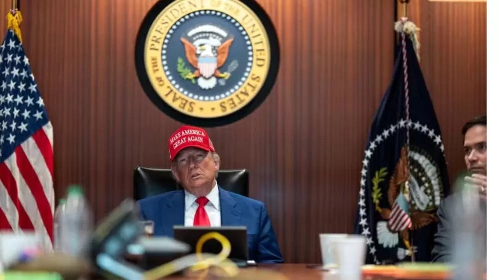 Apoiadores de Trump queimam bonés do movimento MAGA após polêmica no caso Epstein