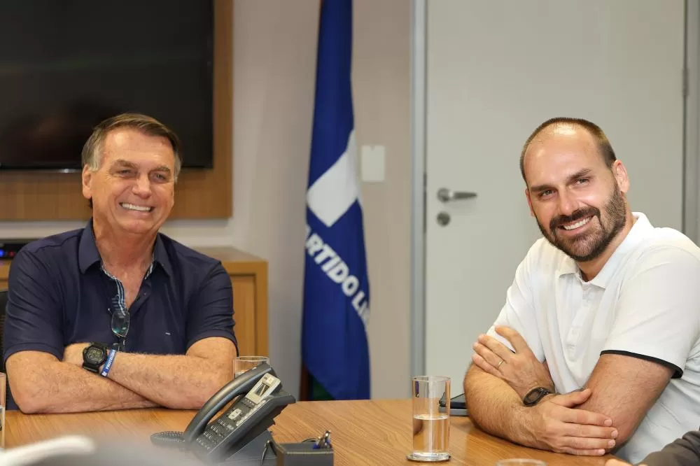 Eduardo Bolsonaro quer Trump, invadindo o Brasil igual Putin na Ucrânia.