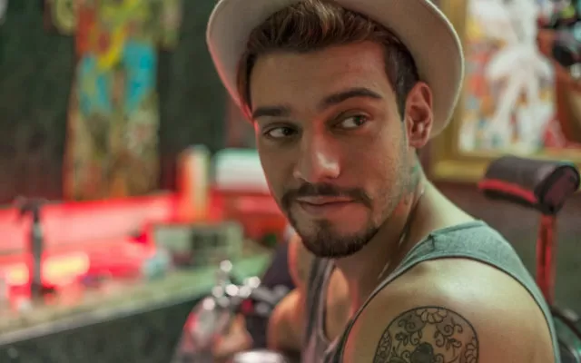 Lucas Lucco e o pai são indiciados por fraude na venda de carros de luxo; cantor nega