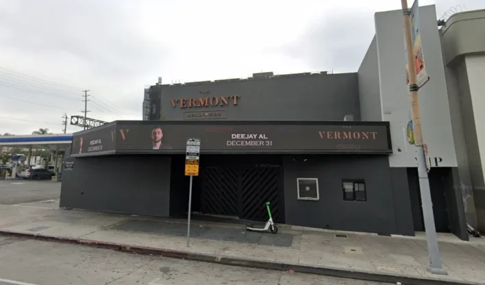 Em Los Angeles, carro atinge fila em boate e deixa 30 feridos