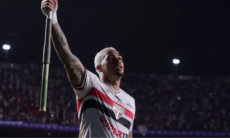 Luciano define jogo em três minutos, São Paulo bate Corinthians e volta a vencer no Brasileirão