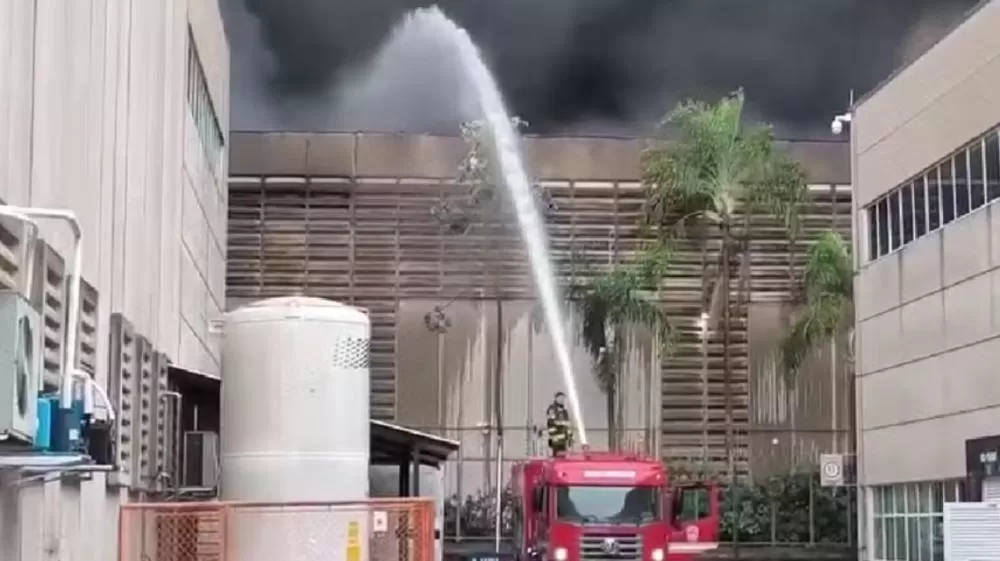 VÍDEO: Incêndio de grandes proporções atinge galpões em Barueri (SP)
