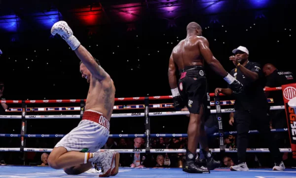 Oleksandr Usyk nocauteia Daniel Dubois em Wembley e segue como campeão mundial dos pesos pesados.