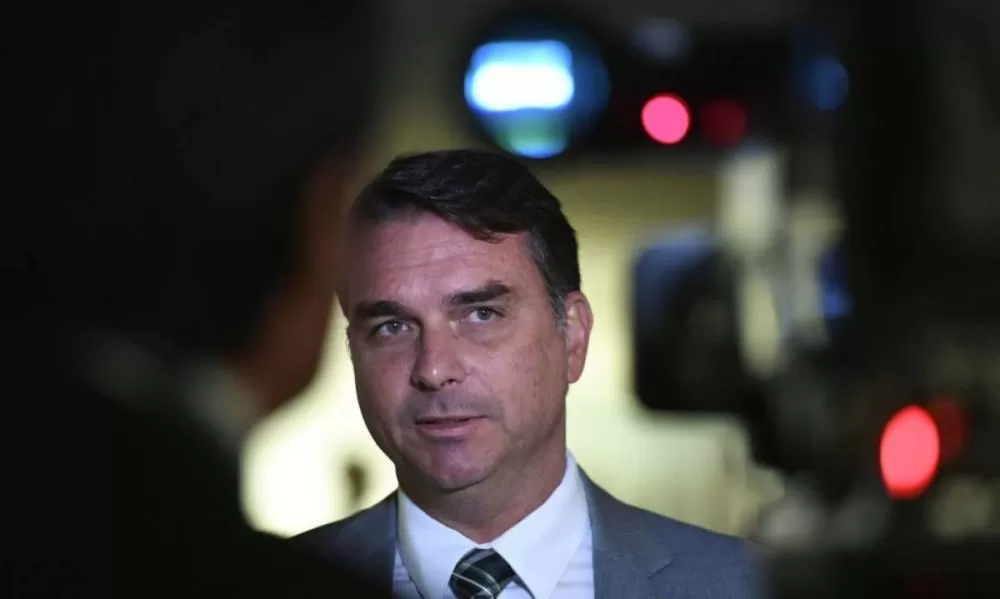 Viagem de Flávio Bolsonaro à Europa repercute nas redes sociais; autoridades se manifestam