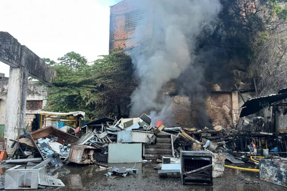 Incêndio atinge materiais recicláveis no Centro do Recife