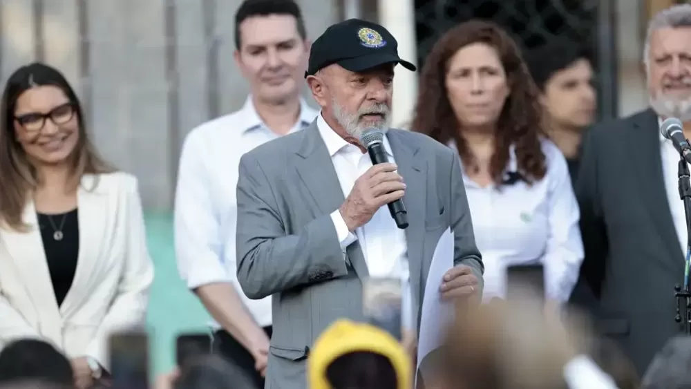 Gleisi diz que Lula discutirá democracia no Chile e cita Trump e extrema-direita