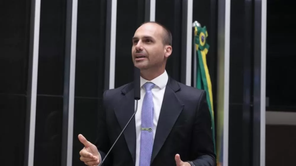 Moraes determina bloqueio de bens e contas de Eduardo Bolsonaro em nova ofensiva do STF