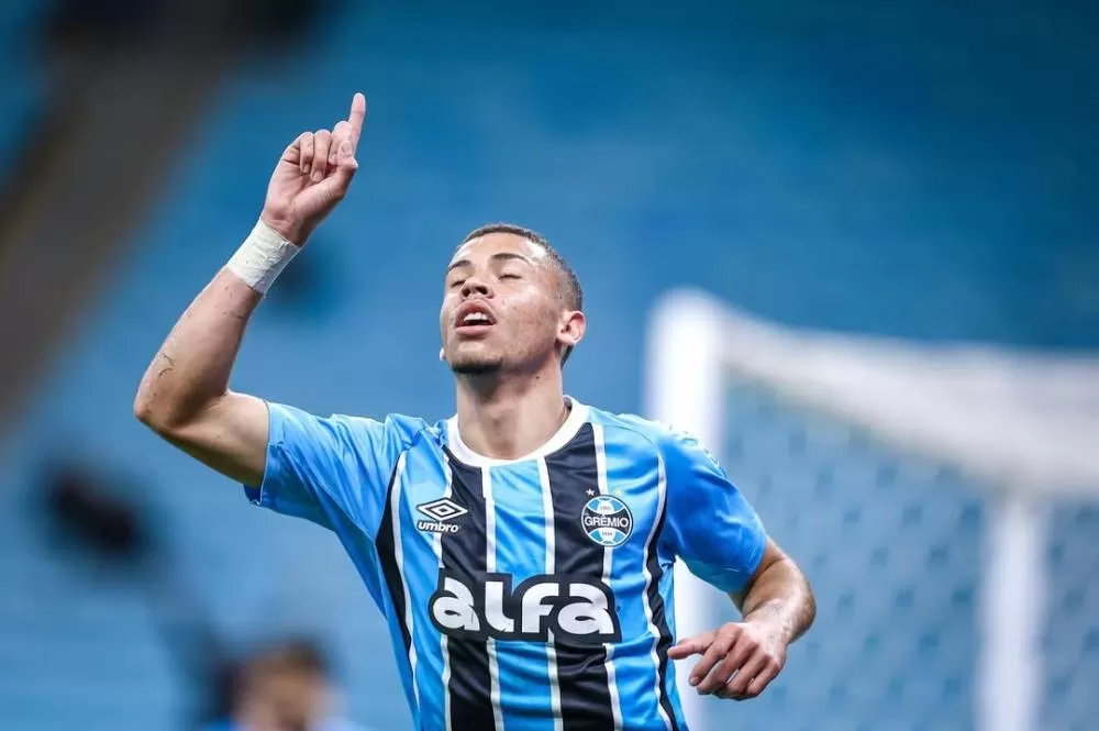 Jovem do Grêmio atrai interesse do Southampton e pode reforçar futebol inglês por até R$ 390 milhões