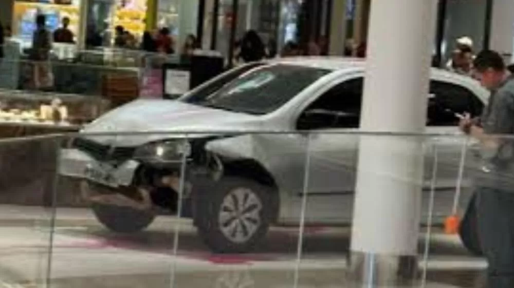 Vídeo mostra momento em que motorista invade shopping com carro em Goiânia.