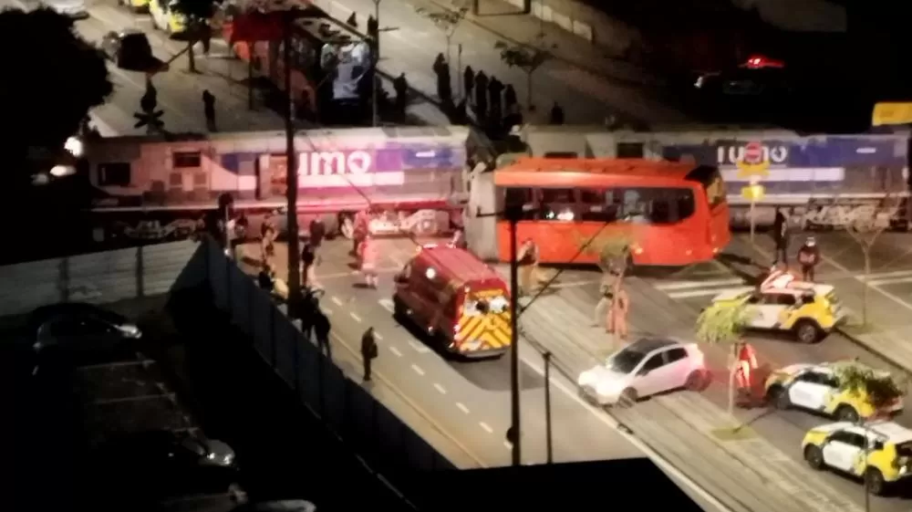Ônibus biarticulado parte ao meio após colisão com trem em Curitiba e deixa 11 feridos.