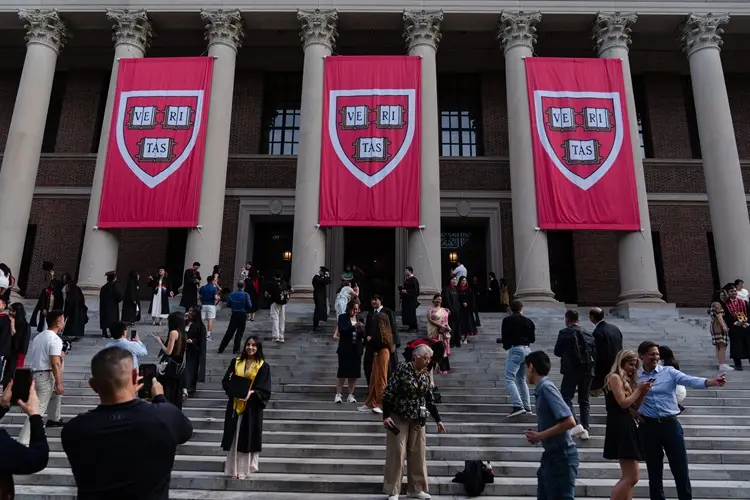 Governo dos EUA abre investigação sobre o uso de vistos internacionais por Harvard