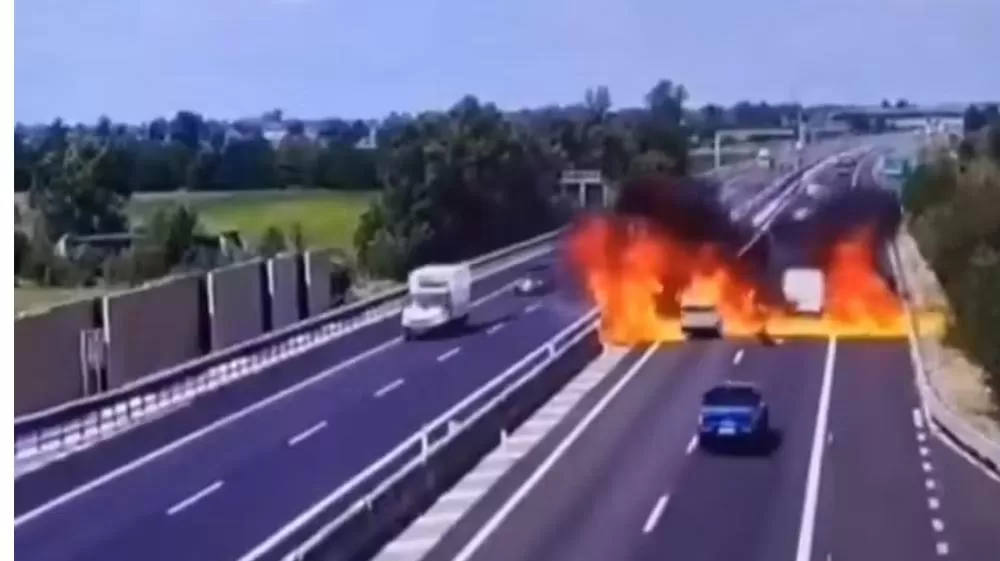 Avião ultraleve cai no meio de estrada na Itália e mata dois ocupantes